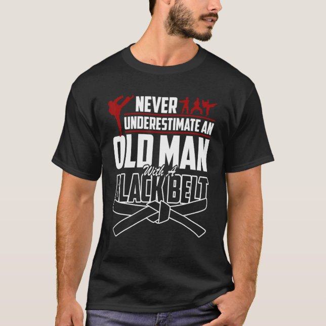 Camiseta Nunca Subestime Um Homem Velho Com Um Cinturão Pre (Frente)