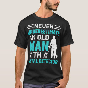 Camiseta Nunca subestime um homem velho com um detector de