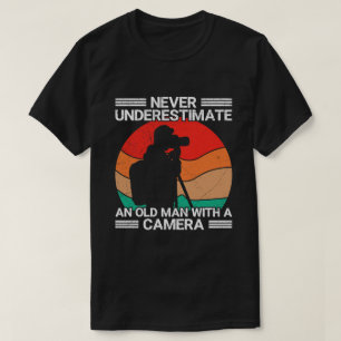 Camiseta Nunca Subestime um Homem Velho Com uma Câmera