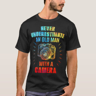 Camiseta Nunca Subestime Um Homem Velho Com Uma Foto De Câm