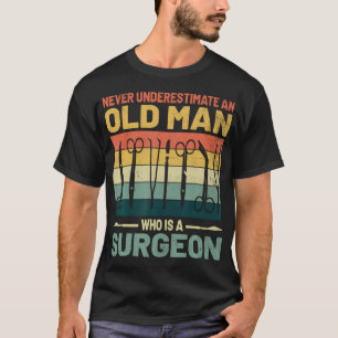 Camiseta Nunca Subestime Um Homem Velho Que É Um Cirurgião