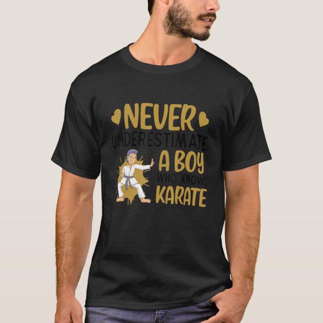 Camiseta Nunca Subestime Um Menino Que Conhece Karate Karat (Frente)