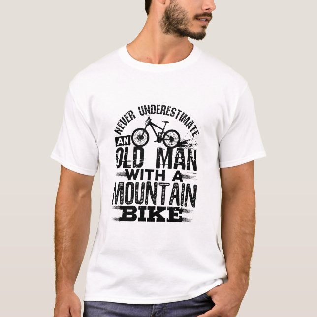 Camiseta Nunca Subestime Um Velho Com Bicicleta De Montanha (Frente)