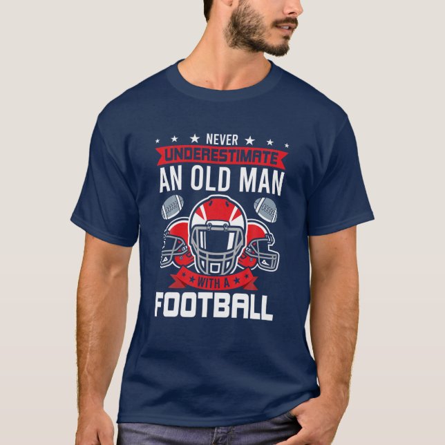 Camiseta Nunca Subestime Um Velho Com Futebol (Frente)