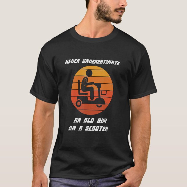 Camiseta Nunca Subestime Um Velho Com Patinete Pro (Frente)