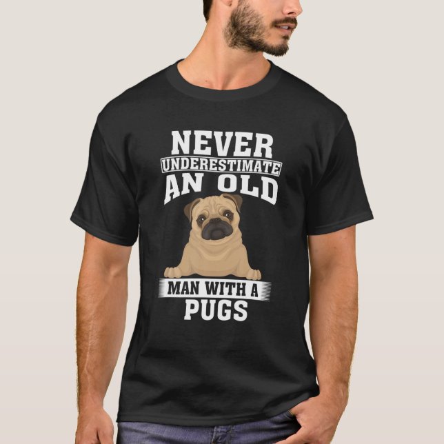 Camiseta Nunca Subestime Um Velho Com Pugs (Frente)