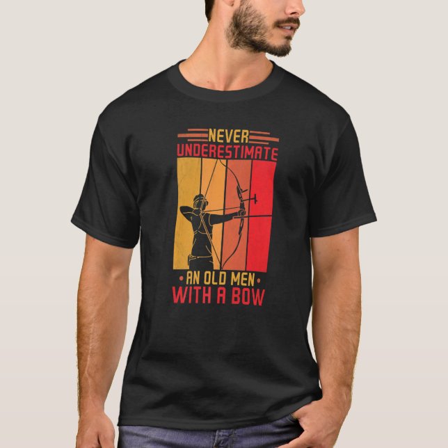 Camiseta Nunca Subestime Um Velho Com Um Arqueiro Arco B (Frente)