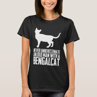 Camiseta Nunca subestime um velho com um bengalcat