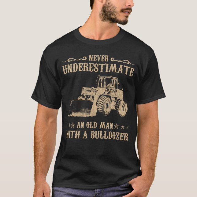 Camiseta Nunca Subestime Um Velho Com Um Bulldozer (Frente)