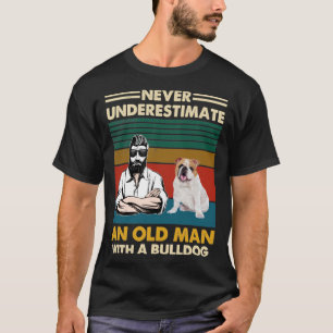 Camiseta Nunca subestime um velho com um cachorro-furado