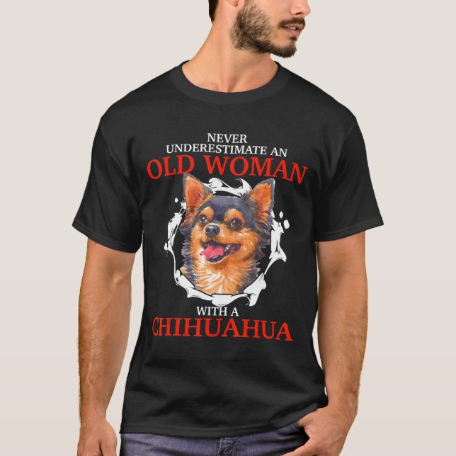 Camiseta Nunca Subestime Um Velho Com Um Chihuahua (Frente)