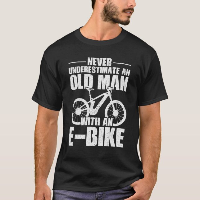 Camiseta Nunca Subestime Um Velho Com Um Cicl De Bicicleta  (Frente)