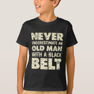Camiseta Nunca Subestime Um Velho Com Um Cinturão Negro
