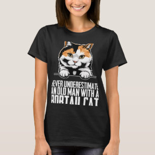 Camiseta Nunca subestime um velho com um gato de rabo