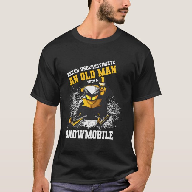 Camiseta Nunca Subestime Um Velho Com Um Movimento De Neve (Frente)