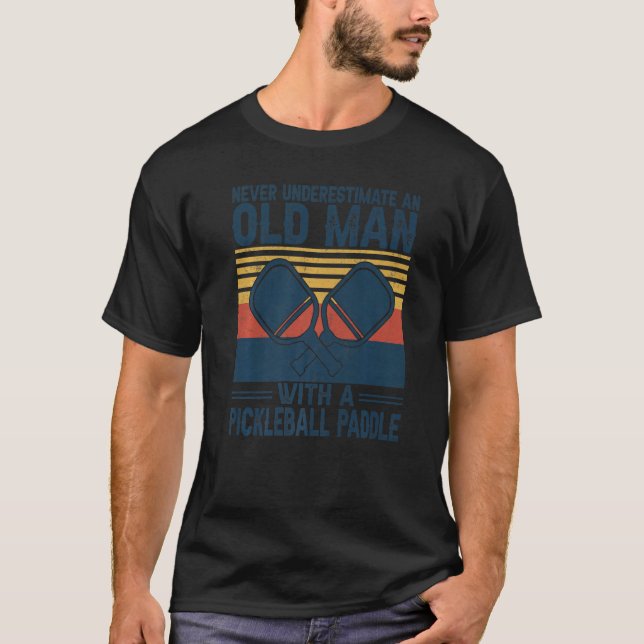 Camiseta Nunca Subestime um Velho com um P (Frente)