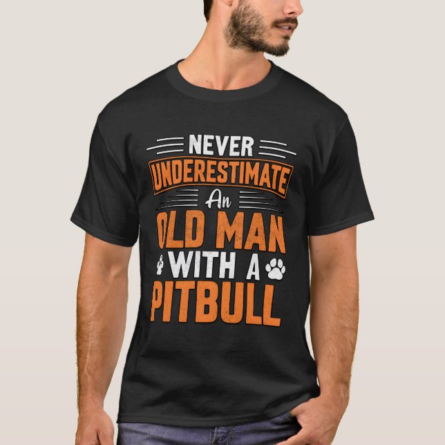 Camiseta Nunca Subestime Um Velho Com Um Pitbull (Frente)
