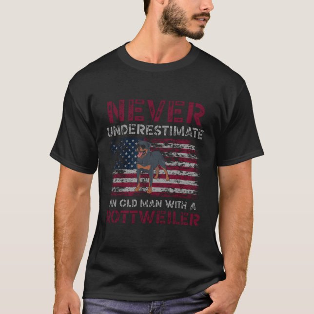 Camiseta Nunca Subestime Um Velho Com Um Rottweiler (Frente)