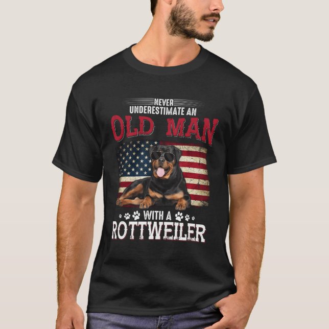 Camiseta Nunca Subestime Um Velho Com Um Rottweiler (Frente)
