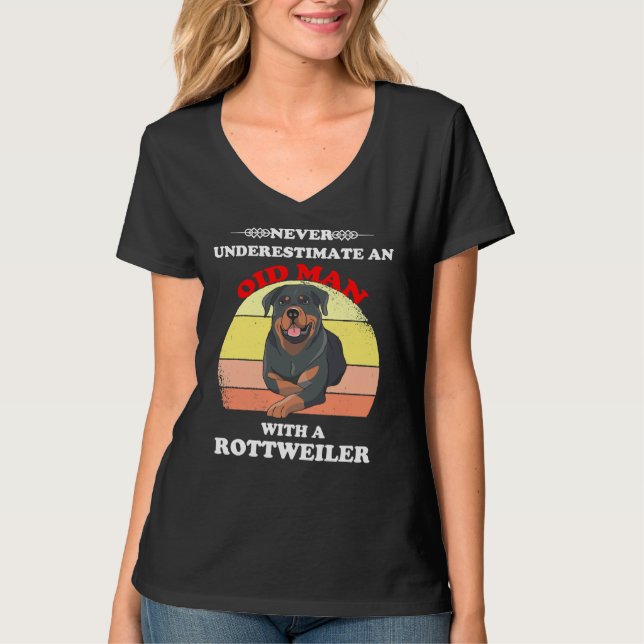 Camiseta Nunca Subestime Um Velho Com Um Rottweiler 2 (Frente)