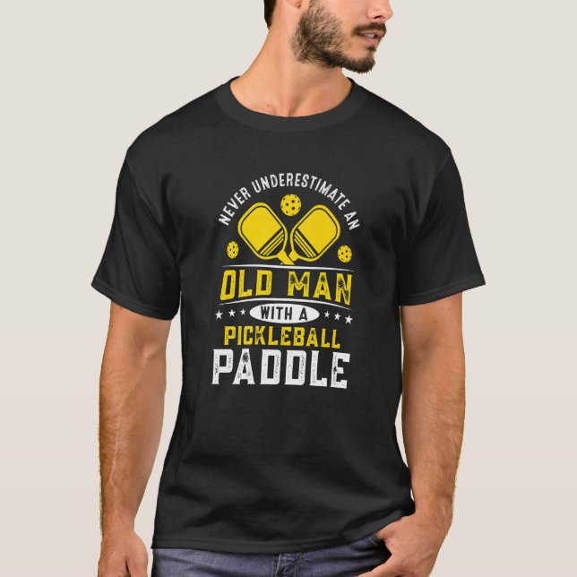 Camiseta Nunca subestime um velho com uma bola de picleball (Frente)