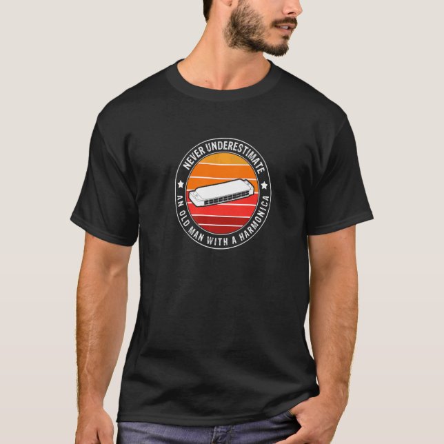 Camiseta Nunca Subestime Um Velho Com Uma Harmonica 2 (Frente)