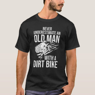 Camiseta Nunca subestime um velho com uma moto de saia 