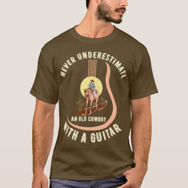 Camiseta Nunca subestime um Velho Cowboy com um Violão. (Frente)