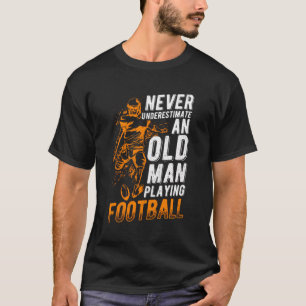 Camiseta Nunca Subestime Um Velho Jogando Futebol