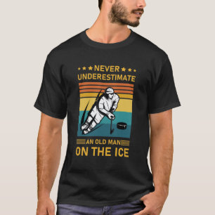 Camiseta Nunca subestime um velho no gelo - Hockey