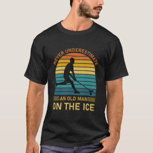 Camiseta Nunca subestime um velho no gelo - Hockey