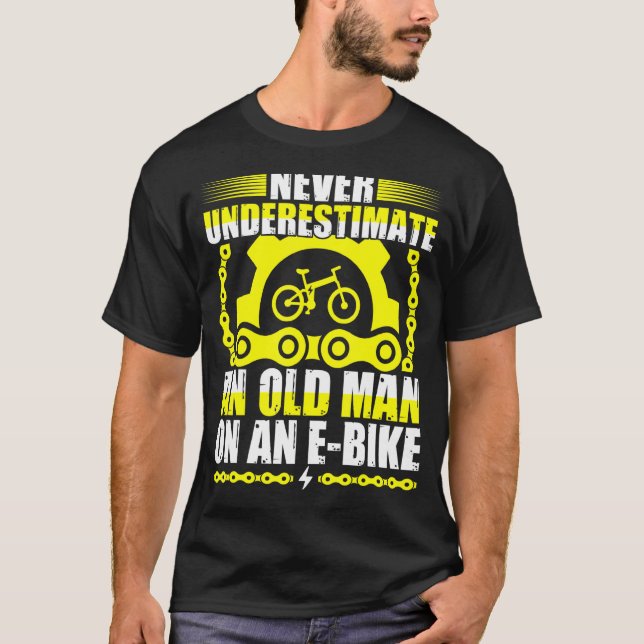 Camiseta Nunca Subestime Um Velho Numa Bicicleta Eletrônica (Frente)