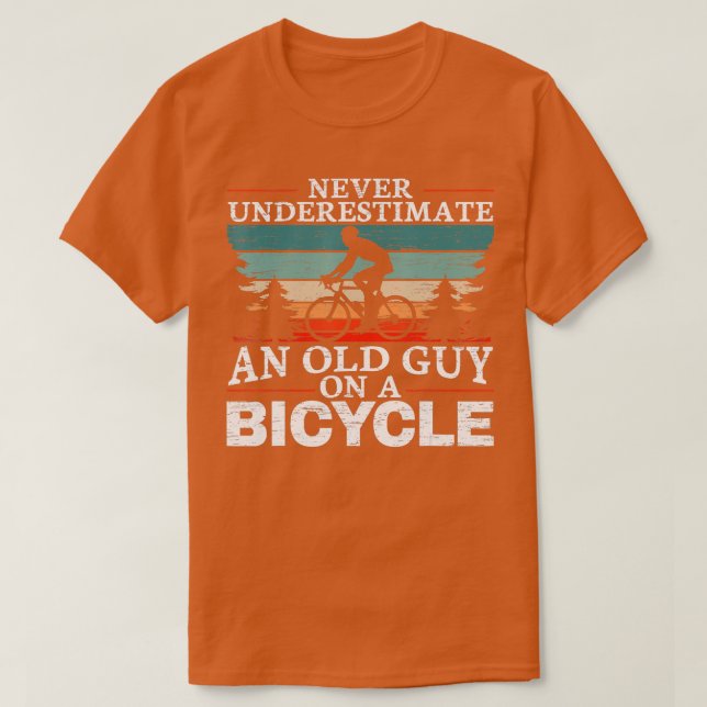 Camiseta Nunca subestime um velho numa bicicleta para um (Frente do Design)