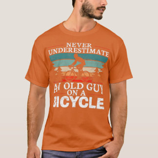 Camiseta Nunca subestime um velho numa bicicleta para um