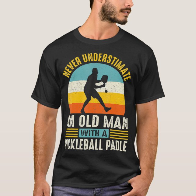 Camiseta Nunca Subestime Um Velho Pickleball Engraçado (Frente)