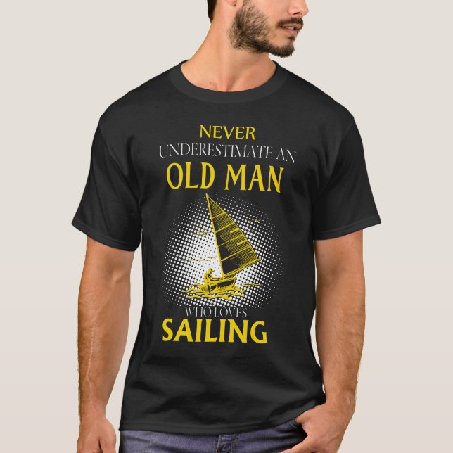 Camiseta Nunca Subestime um Velho Que Adora SAILING (Frente)