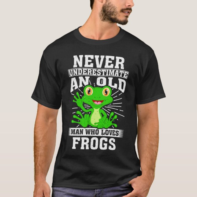 Camiseta Nunca Subestime Um Velho Que Adora Sapos (Frente)