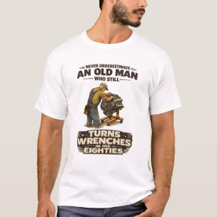 Camiseta Nunca Subestime um Velho que Ainda Gira Chaves de