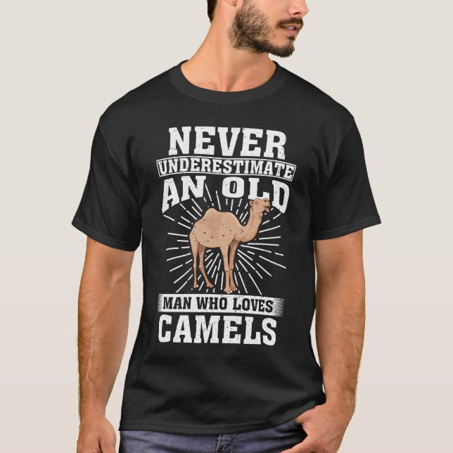 Camiseta Nunca Subestime Um Velho Que Ama Camelos (Frente)