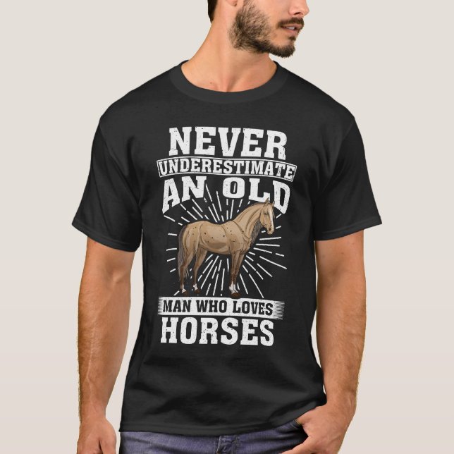 Camiseta Nunca Subestime Um Velho Que Ama Cavalos (Frente)