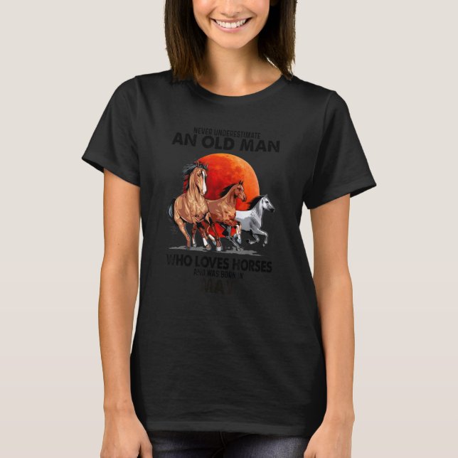 Camiseta Nunca Subestime Um Velho Que Ama Cavalos E (Frente)