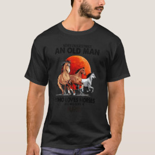 Camiseta Nunca Subestime Um Velho Que Ama Cavalos E