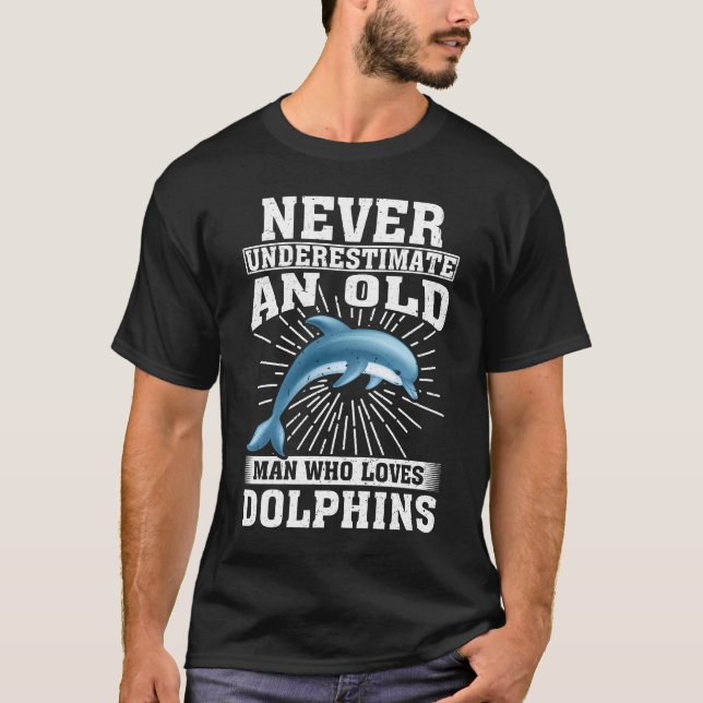 Camiseta Nunca Subestime Um Velho Que Ama Golfinhos (Frente)