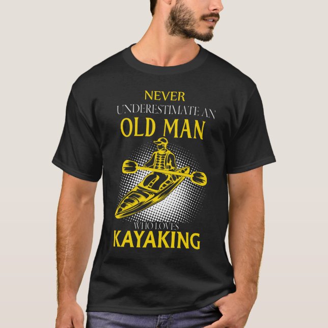 Camiseta Nunca subestime um Velho que ama KAYAKING (Frente)