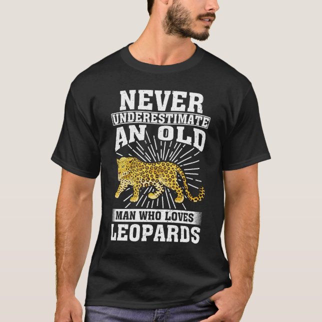 Camiseta Nunca Subestime Um Velho Que Ama Leopardos (Frente)