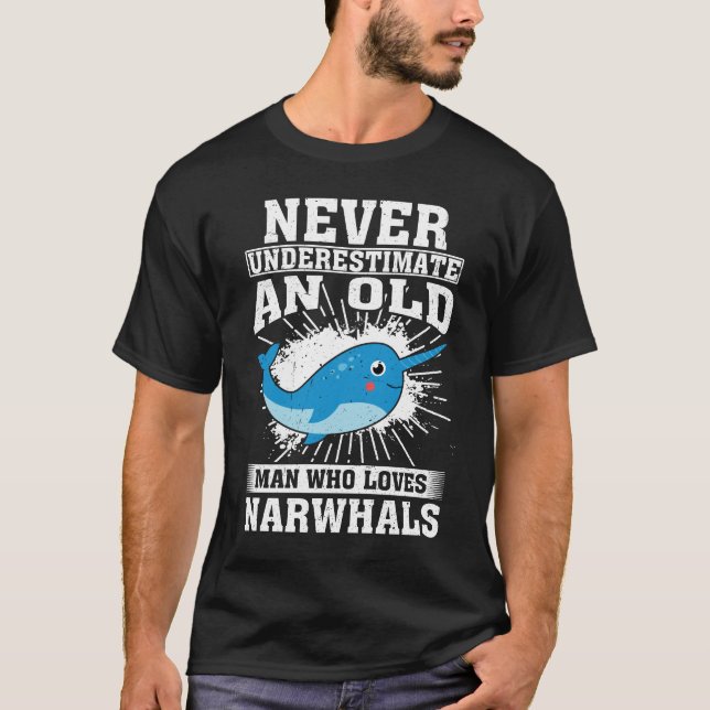 Camiseta Nunca Subestime Um Velho Que Ama Narcais (Frente)