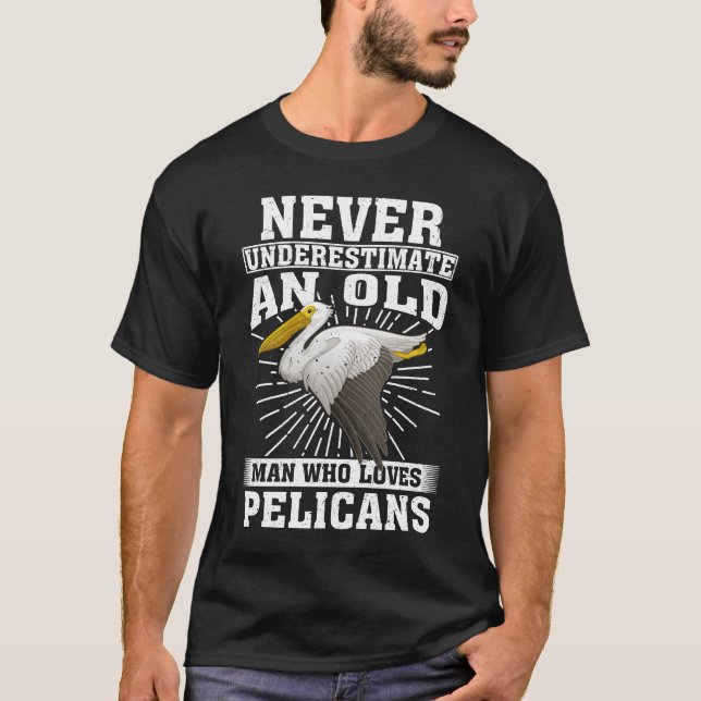 Camiseta Nunca Subestime Um Velho Que Ama Pelicanos (Frente)