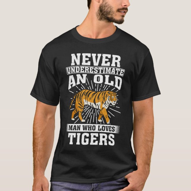 Camiseta Nunca Subestime Um Velho Que Ama Tigres (Frente)