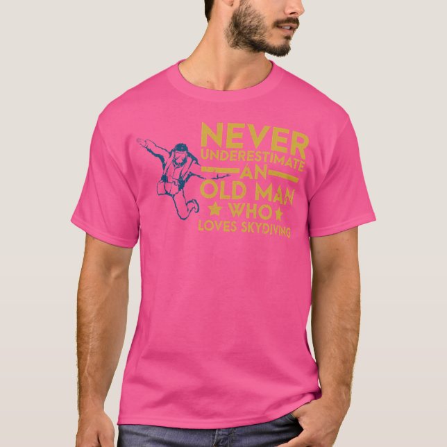 Camiseta Nunca Subestime Um Velho Que Ame O Skydiving (Frente)