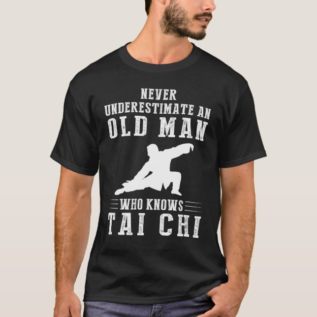 Camiseta Nunca subestime um velho que conheça tai chi (Frente)